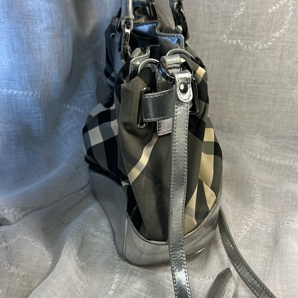 Burberry silver leather and checkered canvas shoulder handbag - Picture 15 of 16